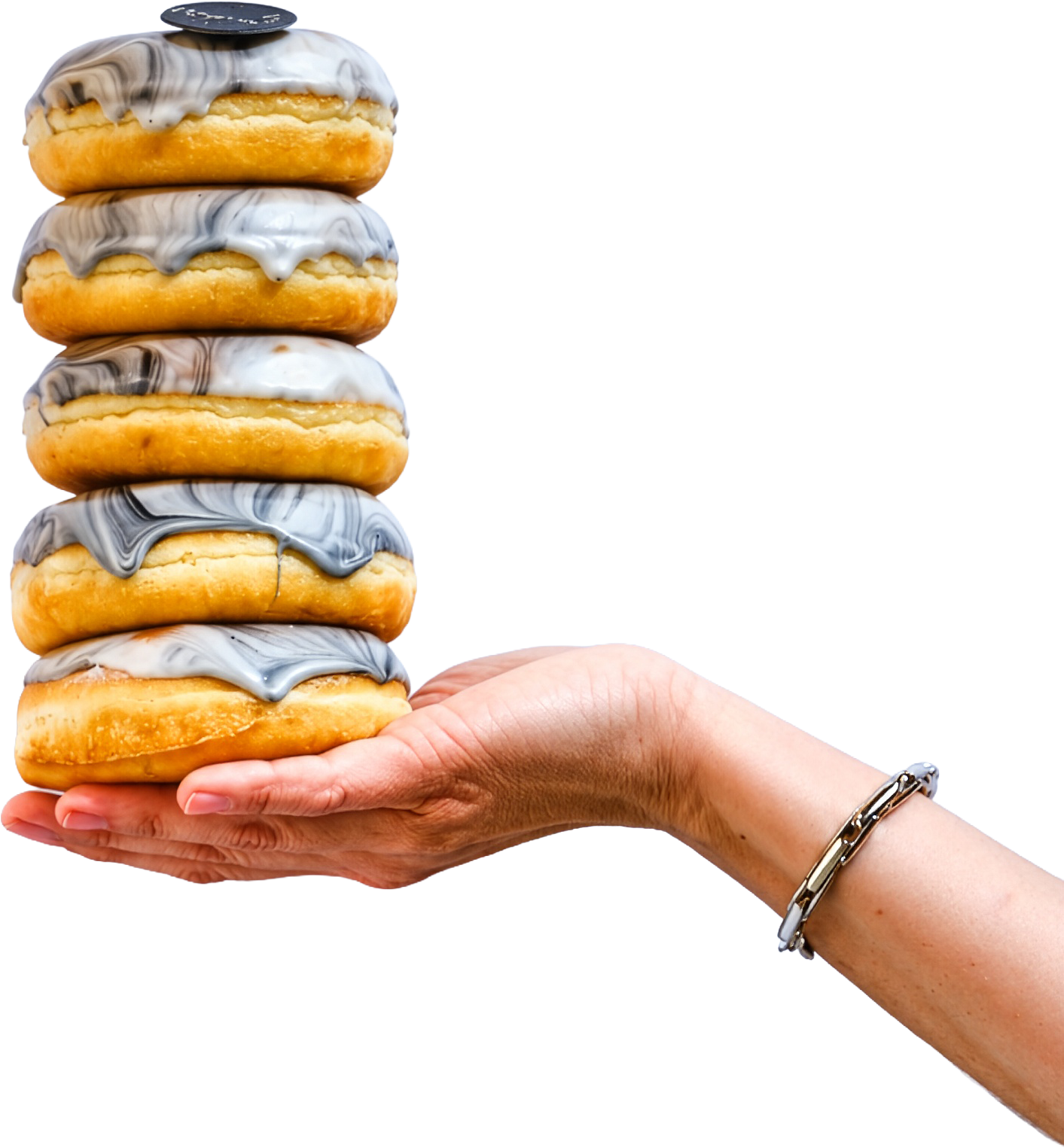 Een hand ondersteunt een toren van branded donuts met marmerglazuur