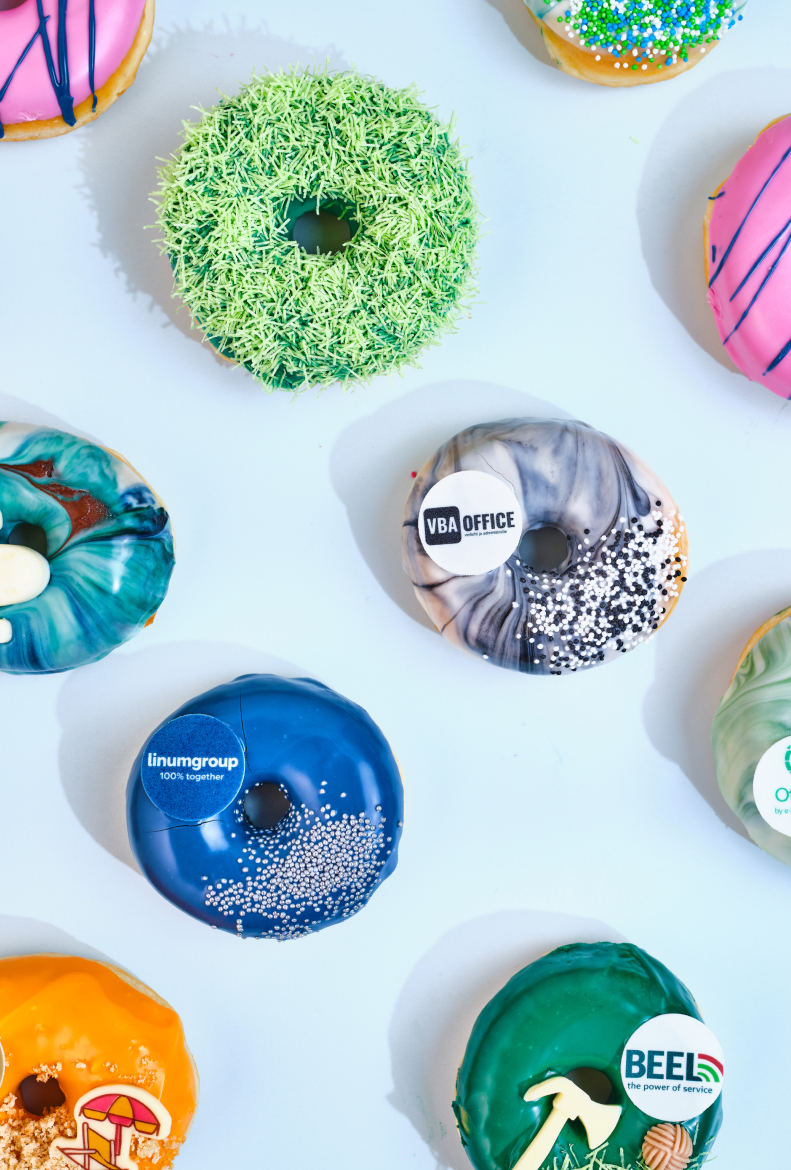Branded donuts in huisstijlkleur
