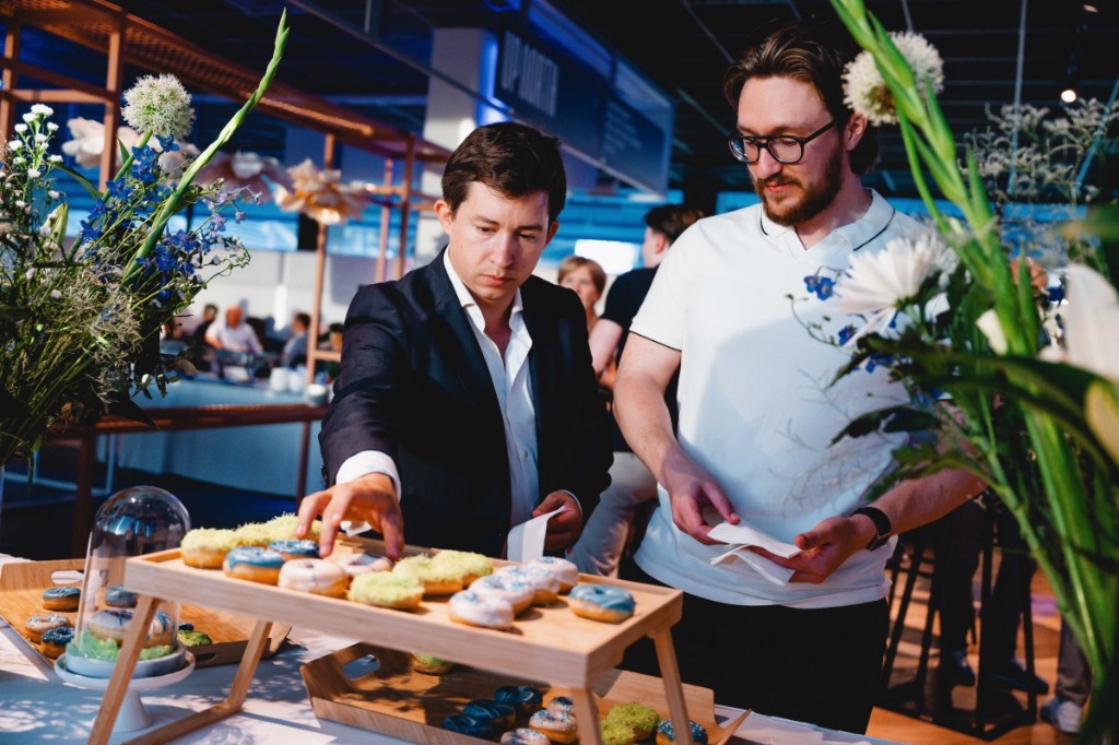 Gasten kiezen branded donuts op een event