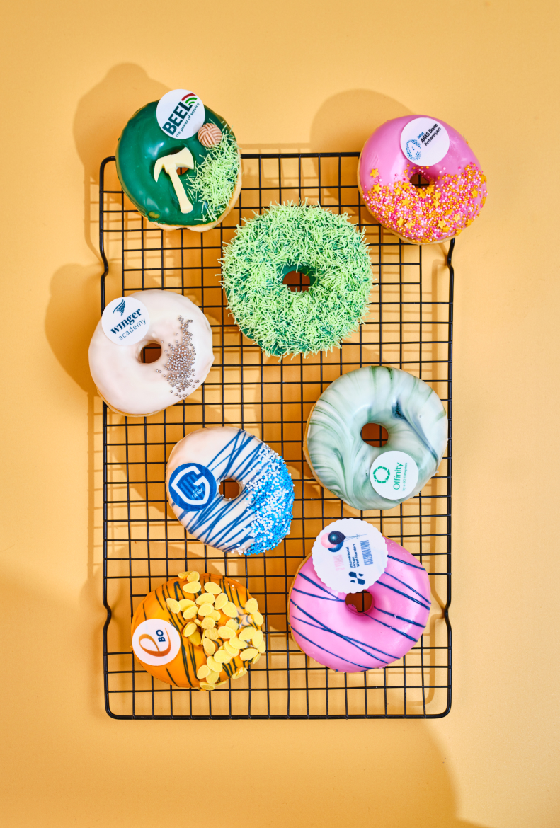 Branded donuts met romige topping